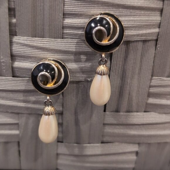 Vendôme 1970s Vintage Jewelry Set Pearl Necklace Clip On Earrings Enamel Gold - Picture 2 of 9